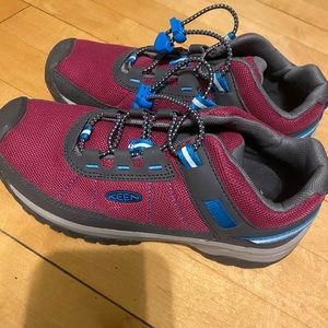 kids keen shoes, worn once, size four, new condition, name written on tongue